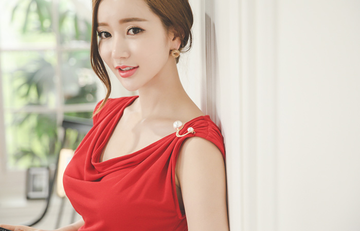 珍珠胸针披罩连衣裙