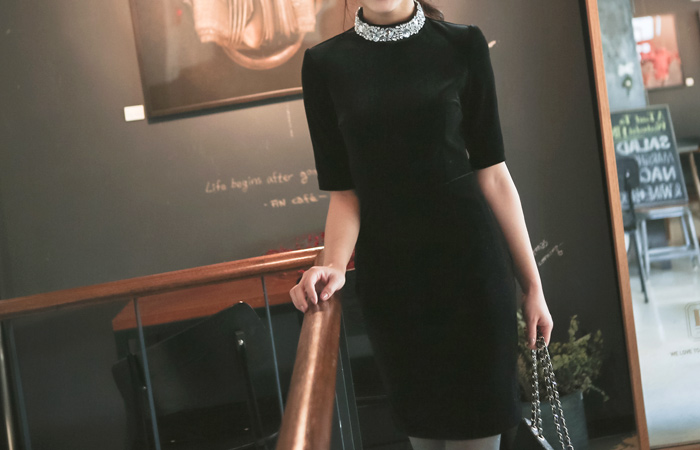 奢华裙珠颈丝绒连衣裙